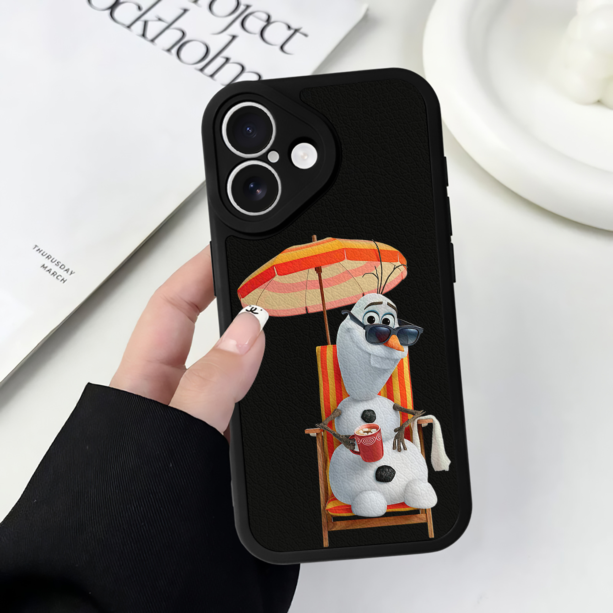 （画像用） アナと雪の女王 アンナ エルサ Frozen Anna Elsa 【iPhone 16シリーズ対応】シリコンスマホケース（レザー調） 材質：シリコン